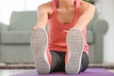 Güzel genç kadın sabah evde eğitim