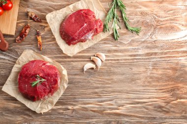 Taze çiğ et ve sebze ahşap arka plan üzerinde düz yatıyordu kompozisyonu