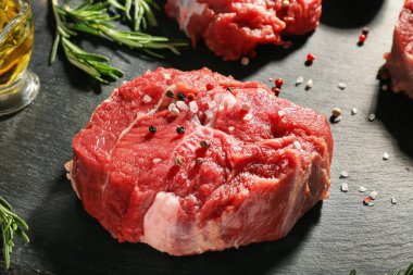 Tablo, tatlı baharatlar ile taze çiğ et