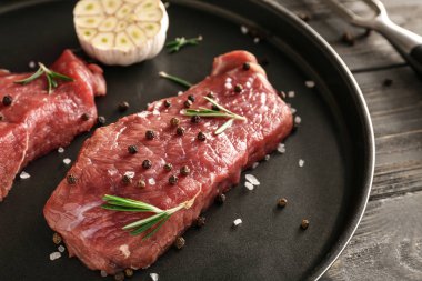 Plaka, closeup sarımsaklı taze çiğ et