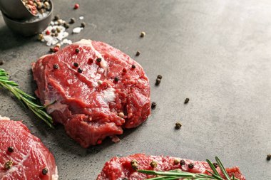 Gri zemin üzerine baharat ile taze çiğ et