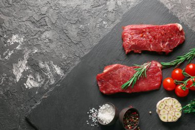 Taze çiğ et, sebze ve baharat gri arka plan üzerinde düz yatıyordu kompozisyonu