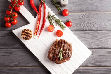 Lezzetli ızgara et, biberiye ve sebze ahşap arka plan üzerinde düz yatıyordu kompozisyonu