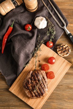 Lezzetli ızgara et, kekik ve sebze ahşap arka plan üzerinde düz yatıyordu kompozisyonu