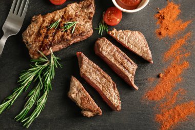 Lezzetli ızgara et sosu ve kayrak tabağa garnitür ile