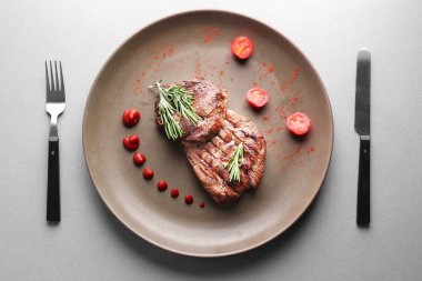 Lezzetli ızgara et ve masada garnitür plaka