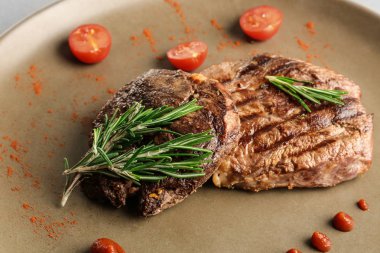 Garnitür ve sos plaka, closeup ile lezzetli ızgara et