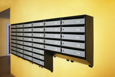 Konut bina duvar üzerindeki posta kutularıyla