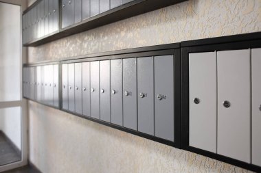 Konut bina duvar üzerindeki posta kutularıyla