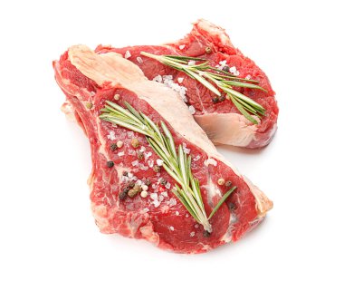 Biberiye ve baharat beyaz zemin üzerine çiğ et