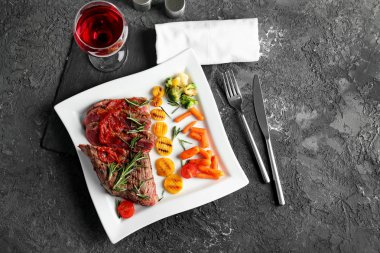 Et, sos ve tablo, üstten görünüm sebze garnitür plaka