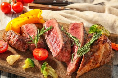 Et ve sebze garnitür masada, closeup ile ahşap tahta