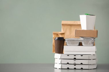 Tablo renkli arka plan üzerinde farklı paketler. Gıda dağıtım hizmeti