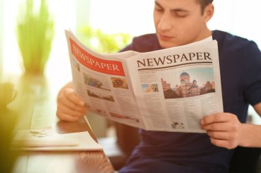 Kafede gazetede yakışıklı genç