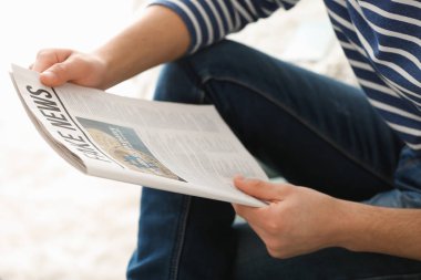 yakışıklı adam, evde Gazete okurken