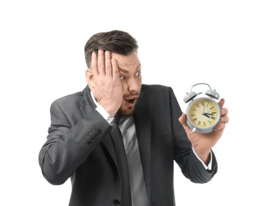 Beyaz arka planda çalar saati olan bir iş adamı. Zaman yönetimi kavramı