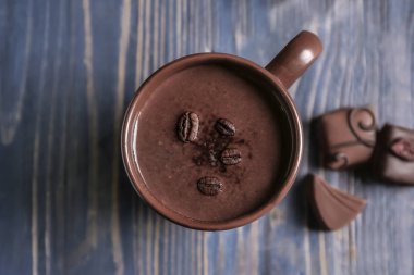 Ahşap masa üzerinde lezzetli sıcak çikolata