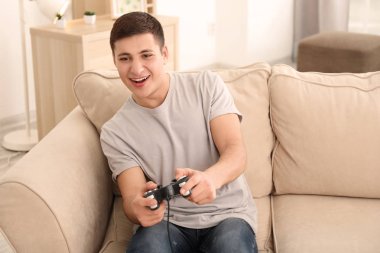 Evde Video Oyunları Oynayan Genç Adam