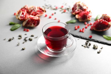 Lezzetli kırmızı çay ve nar tablo ile cam