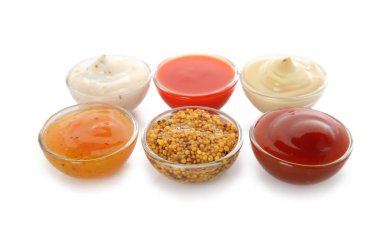 Kase beyaz arka plan üzerinde farklı sos ile