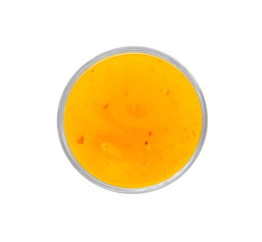 Beyaz arka planda, üstten görünüm mango soslu kase
