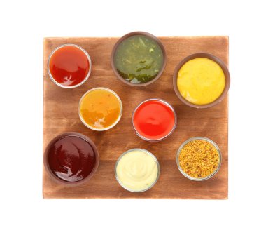 Kase üzerinde beyaz izole ahşap tahta üzerinde farklı sos ile