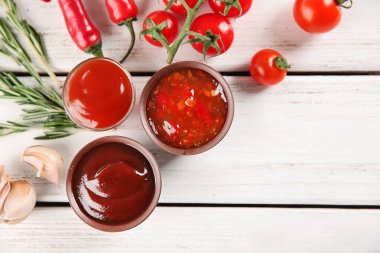 Farklı sos ve malzemeler ahşap arka plan üzerinde düz yatıyordu kompozisyonu