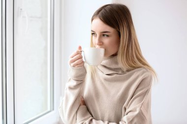 Sabah güzel genç kadının pencere sıcak kahve içme