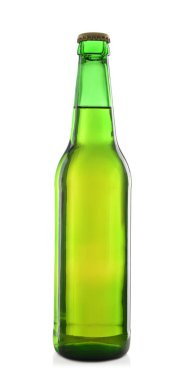Beyaz arka plan üzerinde soğuk bira cam şişe