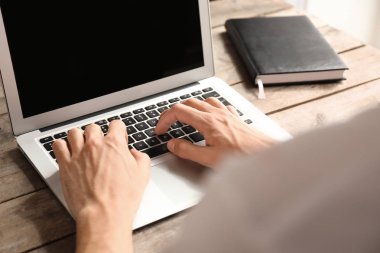 Genç freelancer closeup dizüstü evde kullanma