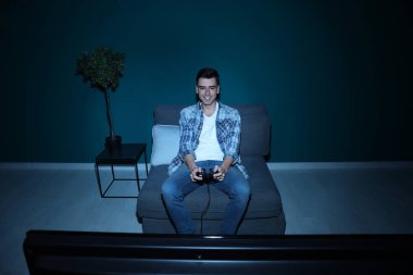 Akşamları evde oyun video oyun genç adam