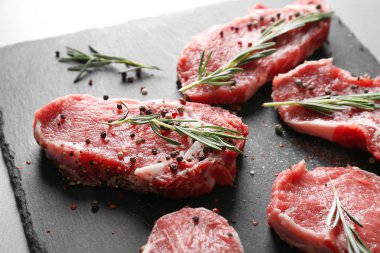 Taze çiğ biftek kayrak plaka üzerinde biberiye ile