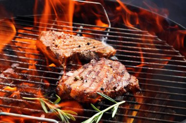 Lezzetli pişmiş et mangal üzerinde ızgara