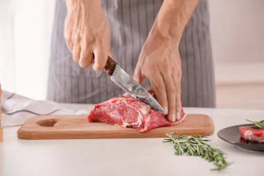 Adam kesme taze çiğ et mutfak ahşap tahta üzerinde