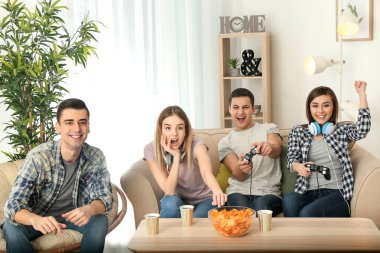 Gençler evde video oyunları oynarken