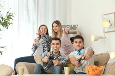 Gençler evde video oyunları oynarken