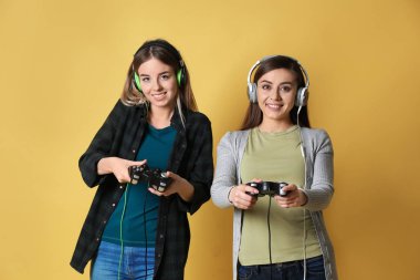 Gamepads renk arka plan üzerinde olan genç kadın