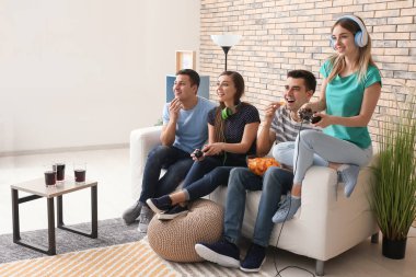 Gençler evde video oyunları oynarken