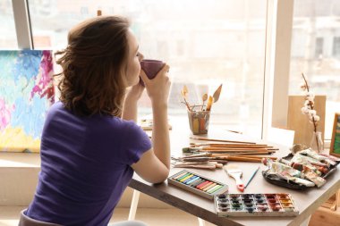 Atölyede kahve içme kadın sanatçı