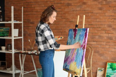 Atölyede resim kadın sanatçı