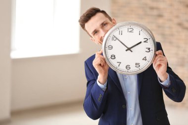 İç saati ile başarılı bir iş adamı. Zaman yönetimi kavramı