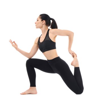 Beyaz arka planda yoga yapan genç bir kadın.