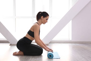 Yoga mat kapalı olan kadın