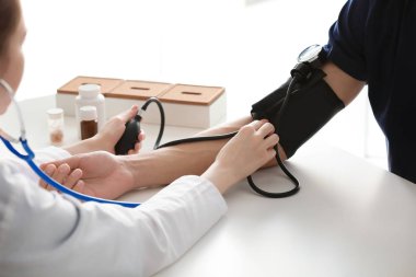 Erkek adam hastanede kan basıncı ölçme doktor