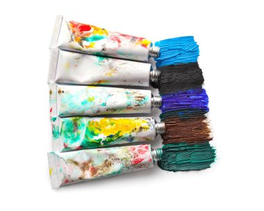 Beyaz arka plan üzerinde renk boya ile tüpler