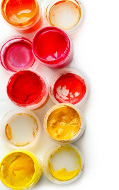 Beyaz arka plan üzerinde boya ile kavanoz