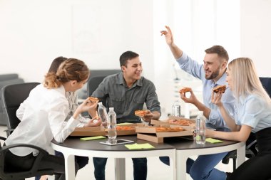 Gençler pizza Office masada yemek