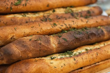 Lezzetli baget ekmek, closeup otlar ile