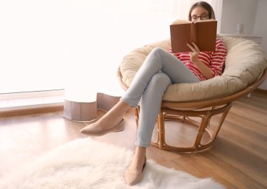 Genç kadın evde ilginç bir kitap okuma