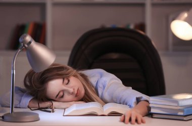 Akşam masada yatıyor kitapla genç kadın